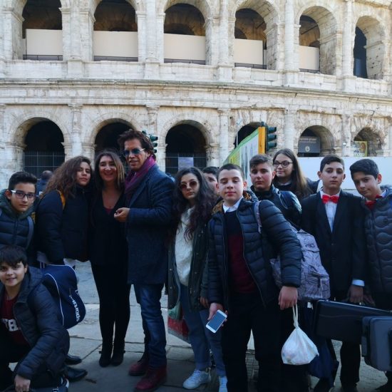 giovani musicisti con maestro dopo il concerto