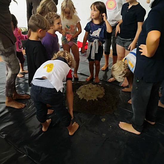 laboratorio di terra cruda con ragazzi della scuola nel bosco